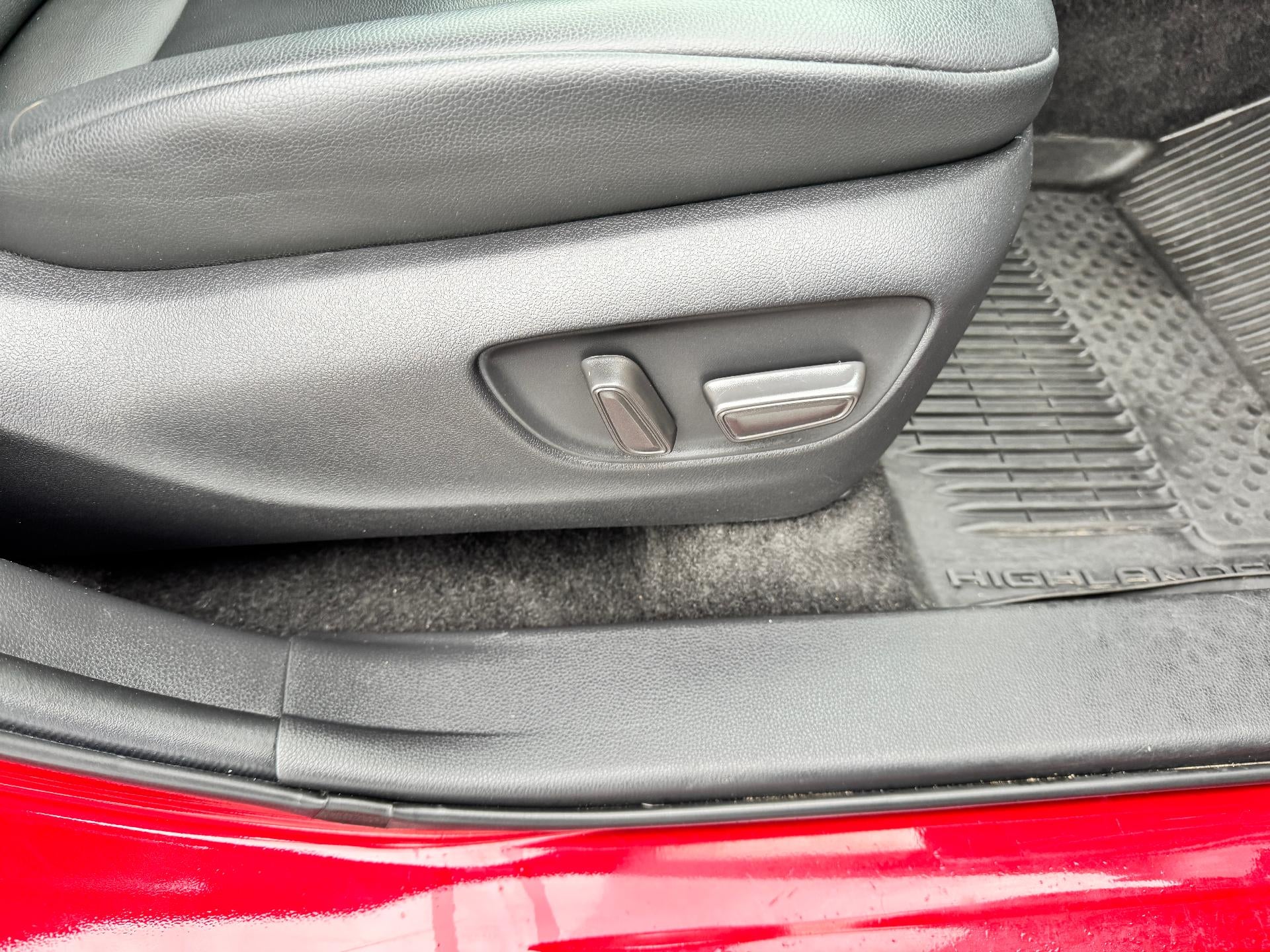 2023 Toyota Highlander XLE / AWD / LEATHER / SUNROOF / ADAPTIVE CRUISE / 1 OWNER