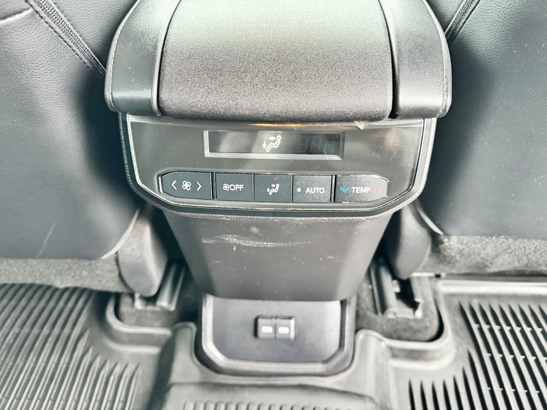 2023 Toyota Highlander XLE / AWD / LEATHER / SUNROOF / ADAPTIVE CRUISE / 1 OWNER