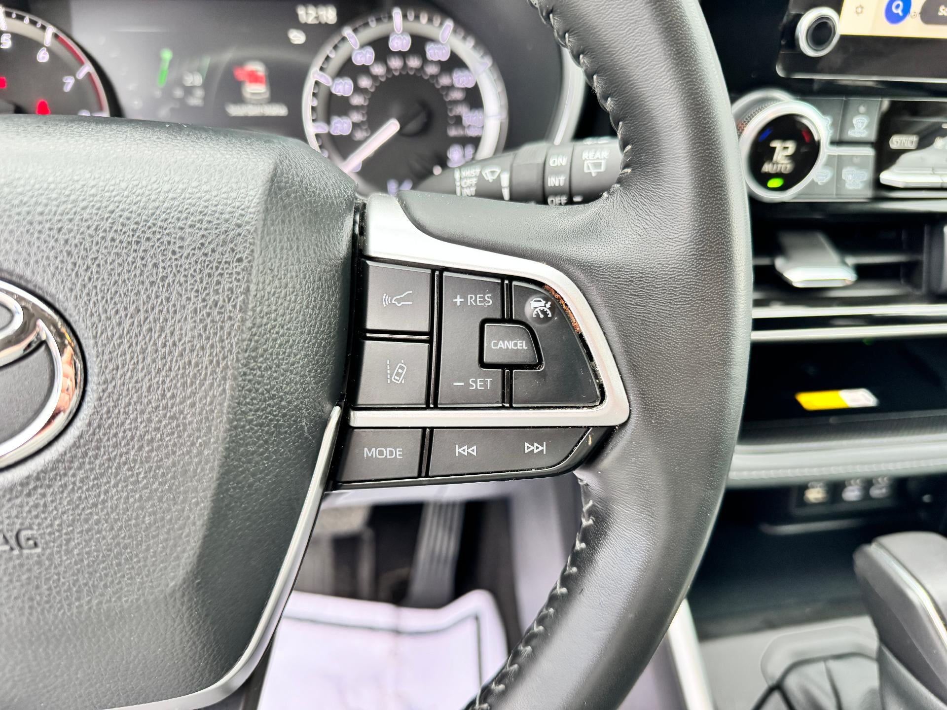 2023 Toyota Highlander XLE / AWD / LEATHER / SUNROOF / ADAPTIVE CRUISE / 1 OWNER