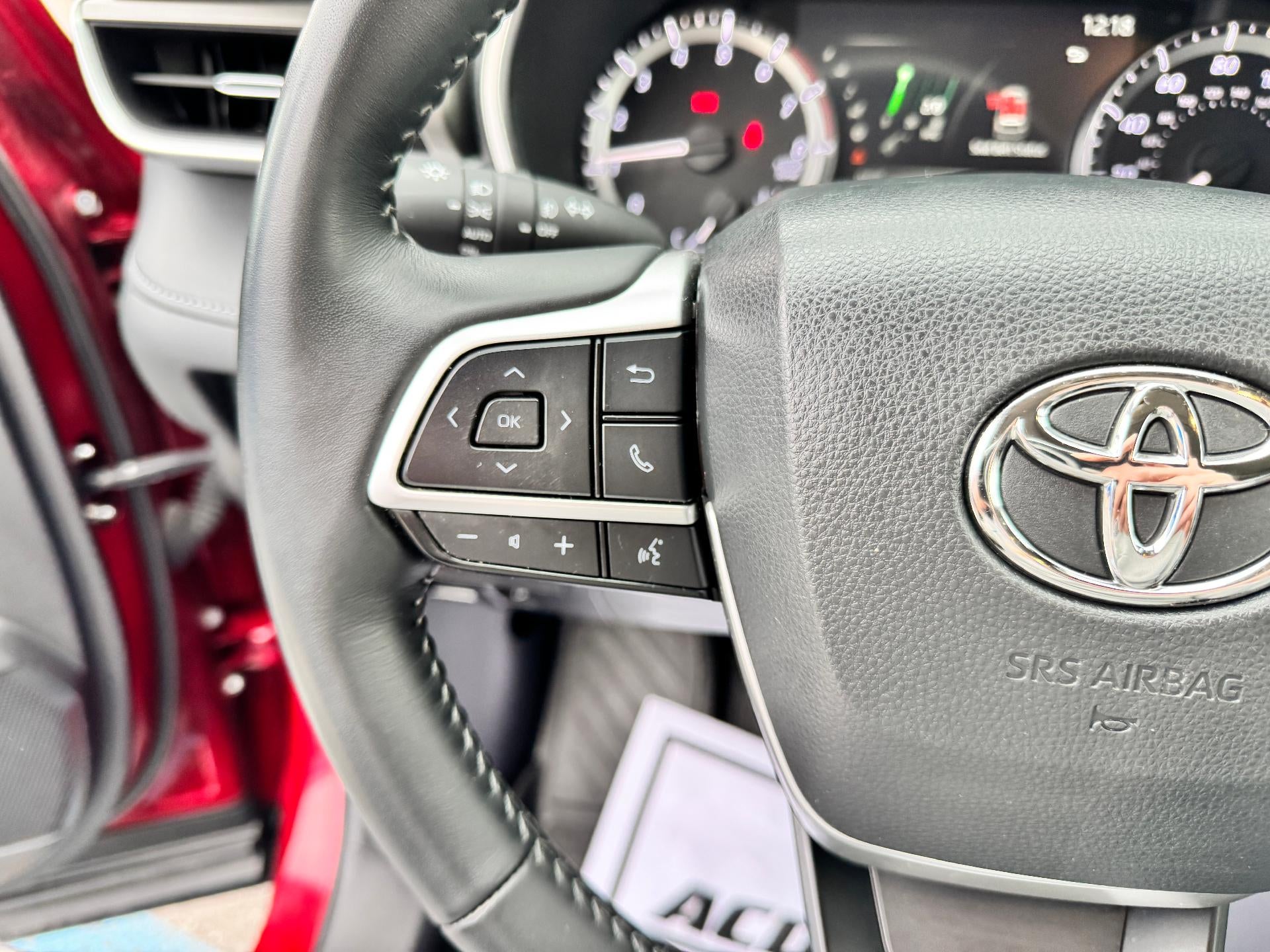 2023 Toyota Highlander XLE / AWD / LEATHER / SUNROOF / ADAPTIVE CRUISE / 1 OWNER