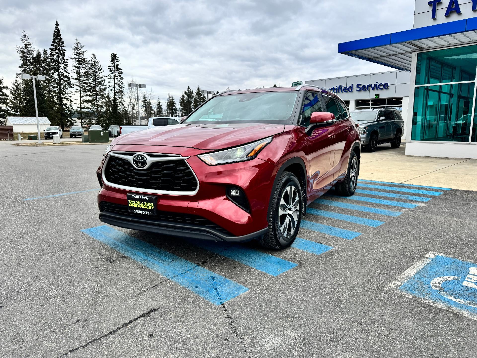 2023 Toyota Highlander XLE / AWD / LEATHER / SUNROOF / ADAPTIVE CRUISE / 1 OWNER