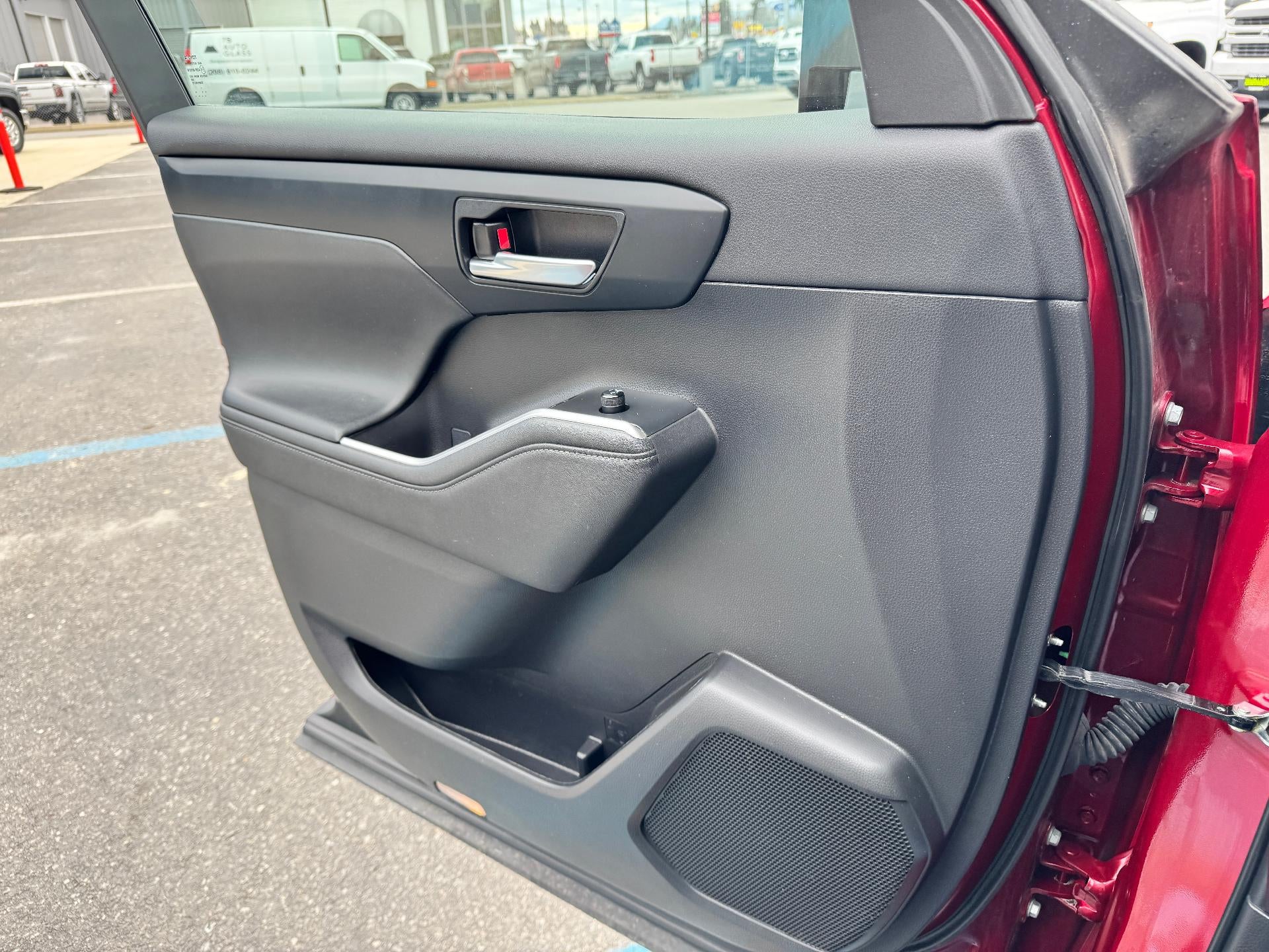 2023 Toyota Highlander XLE / AWD / LEATHER / SUNROOF / ADAPTIVE CRUISE / 1 OWNER