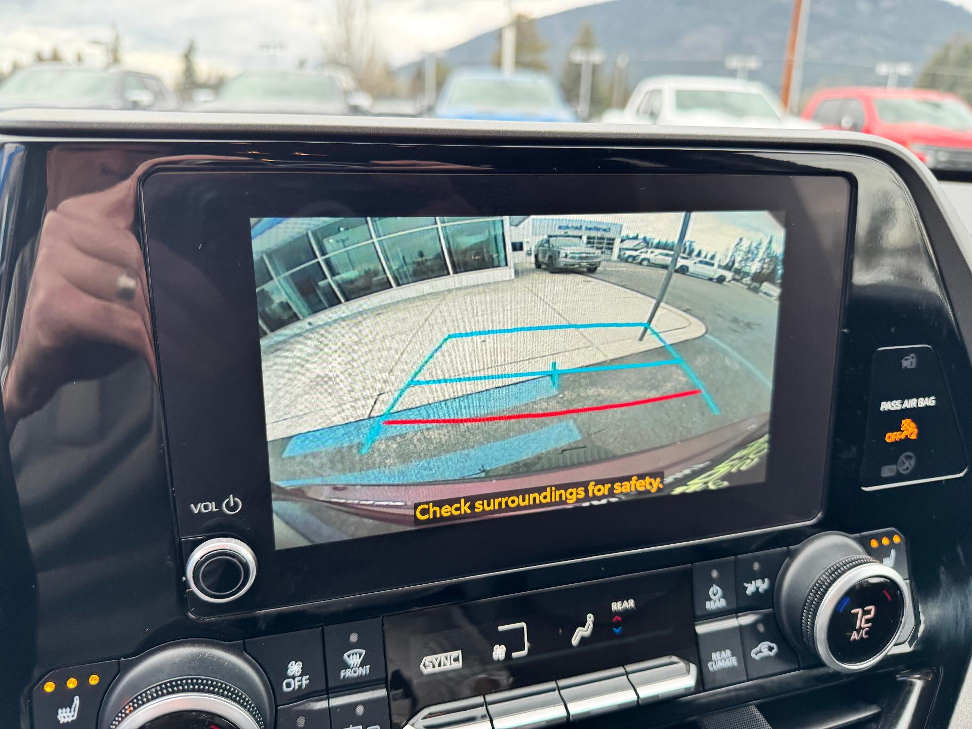 2023 Toyota Highlander XLE / AWD / LEATHER / SUNROOF / ADAPTIVE CRUISE / 1 OWNER