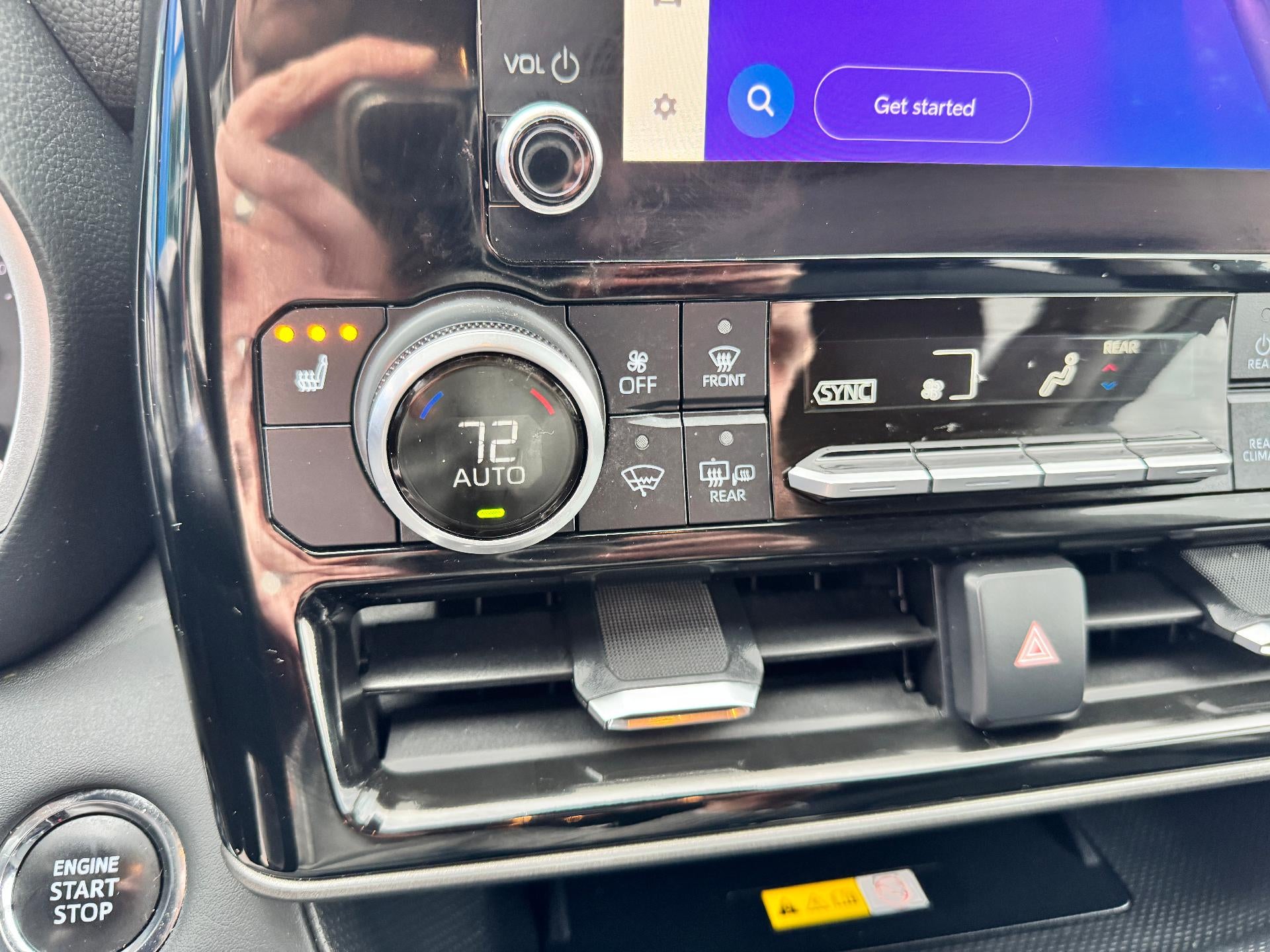 2023 Toyota Highlander XLE / AWD / LEATHER / SUNROOF / ADAPTIVE CRUISE / 1 OWNER