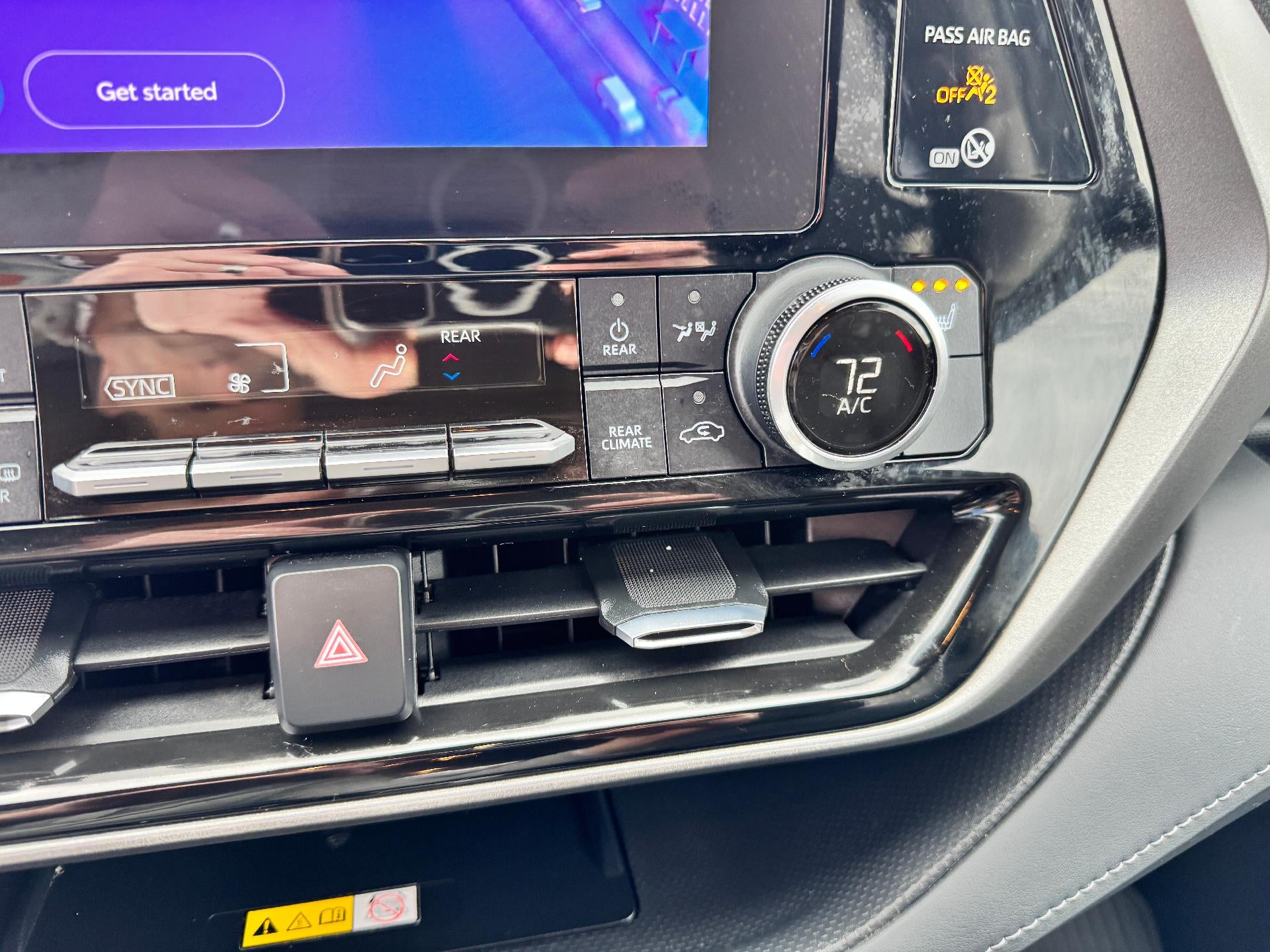 2023 Toyota Highlander XLE / AWD / LEATHER / SUNROOF / ADAPTIVE CRUISE / 1 OWNER