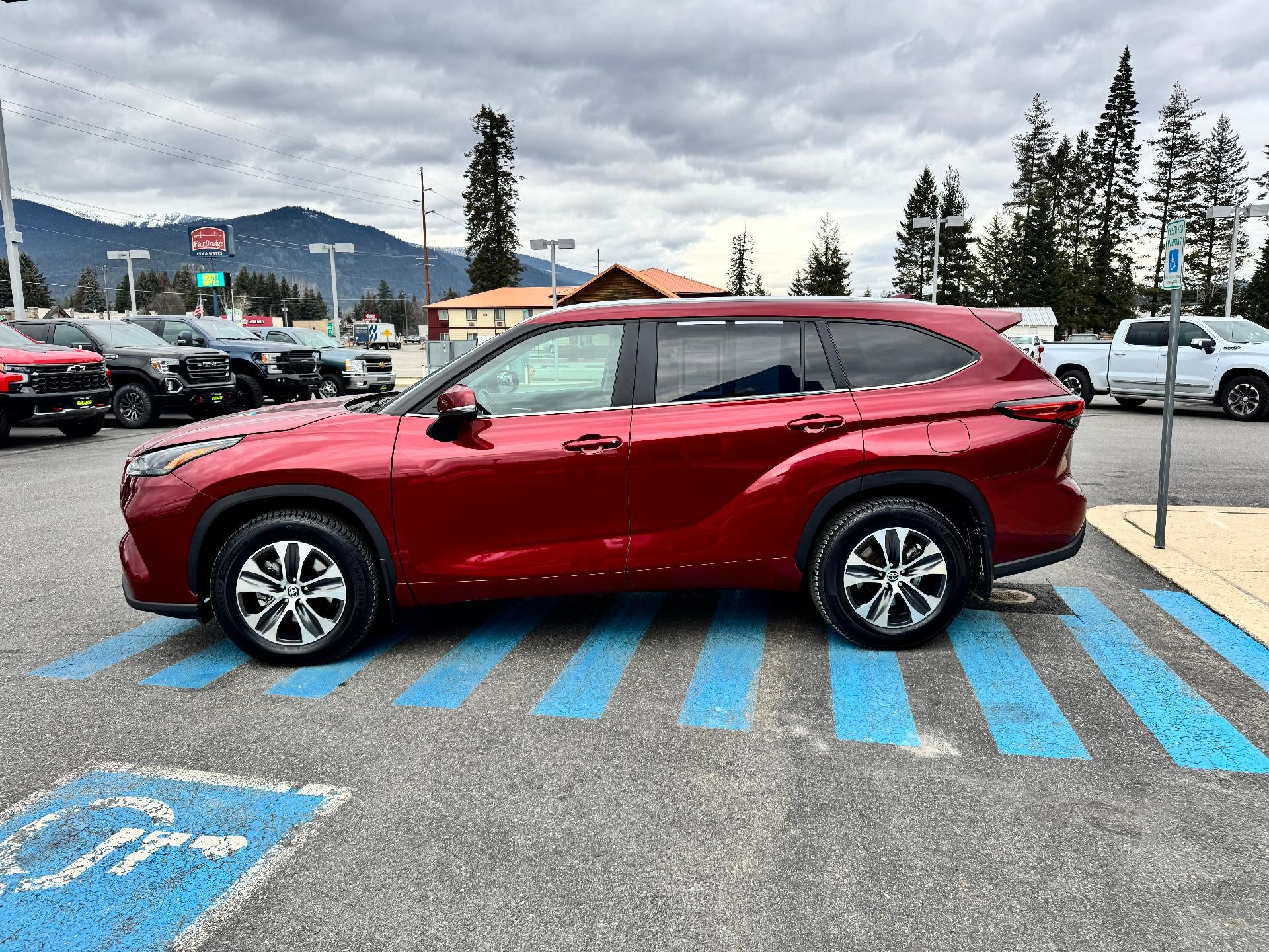 2023 Toyota Highlander XLE / AWD / LEATHER / SUNROOF / ADAPTIVE CRUISE / 1 OWNER