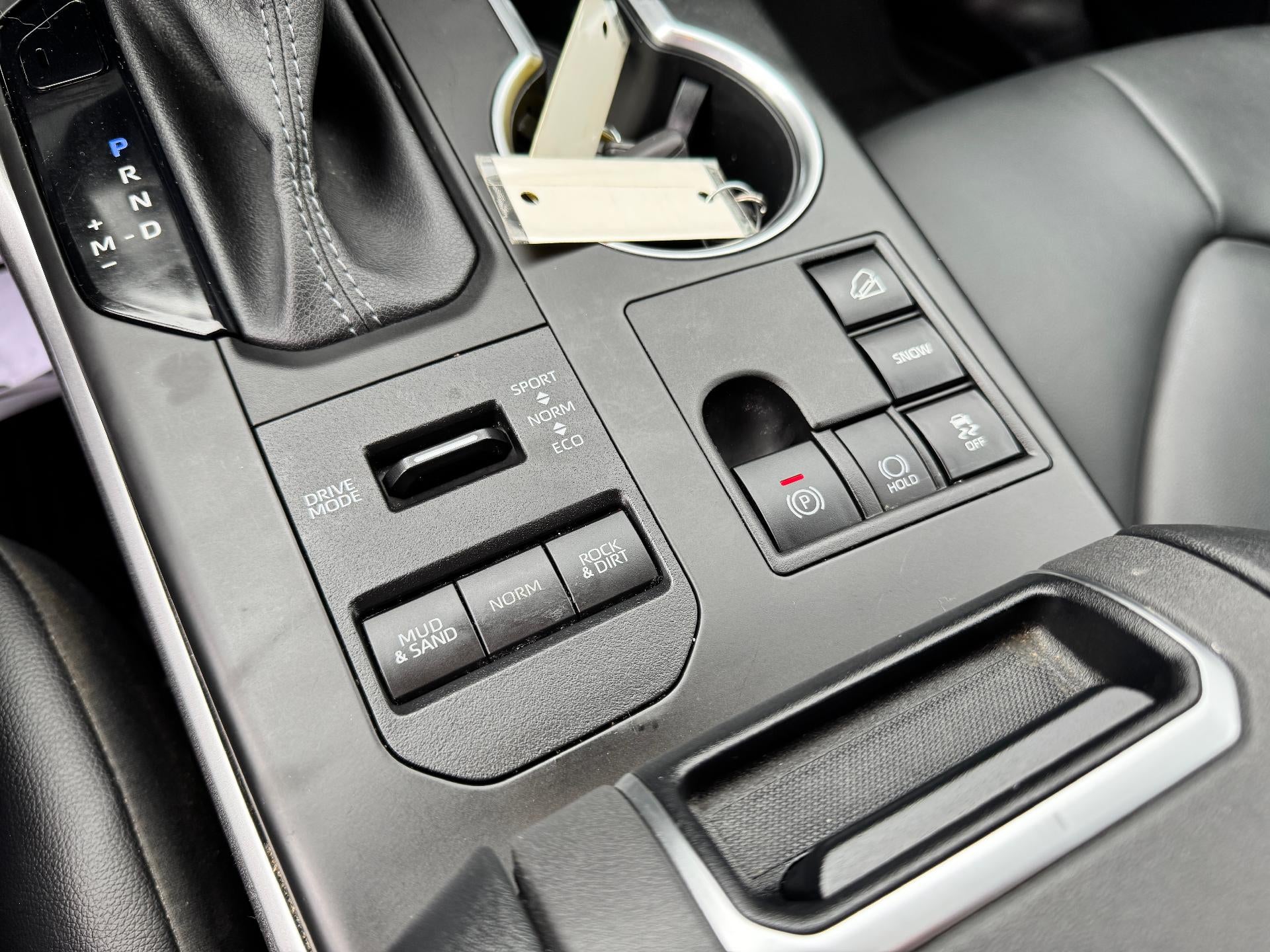 2023 Toyota Highlander XLE / AWD / LEATHER / SUNROOF / ADAPTIVE CRUISE / 1 OWNER