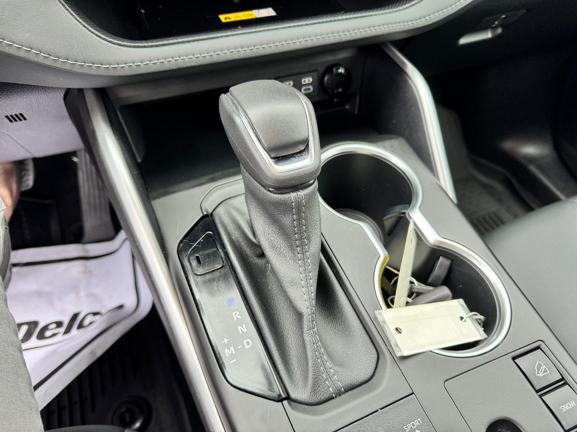 2023 Toyota Highlander XLE / AWD / LEATHER / SUNROOF / ADAPTIVE CRUISE / 1 OWNER