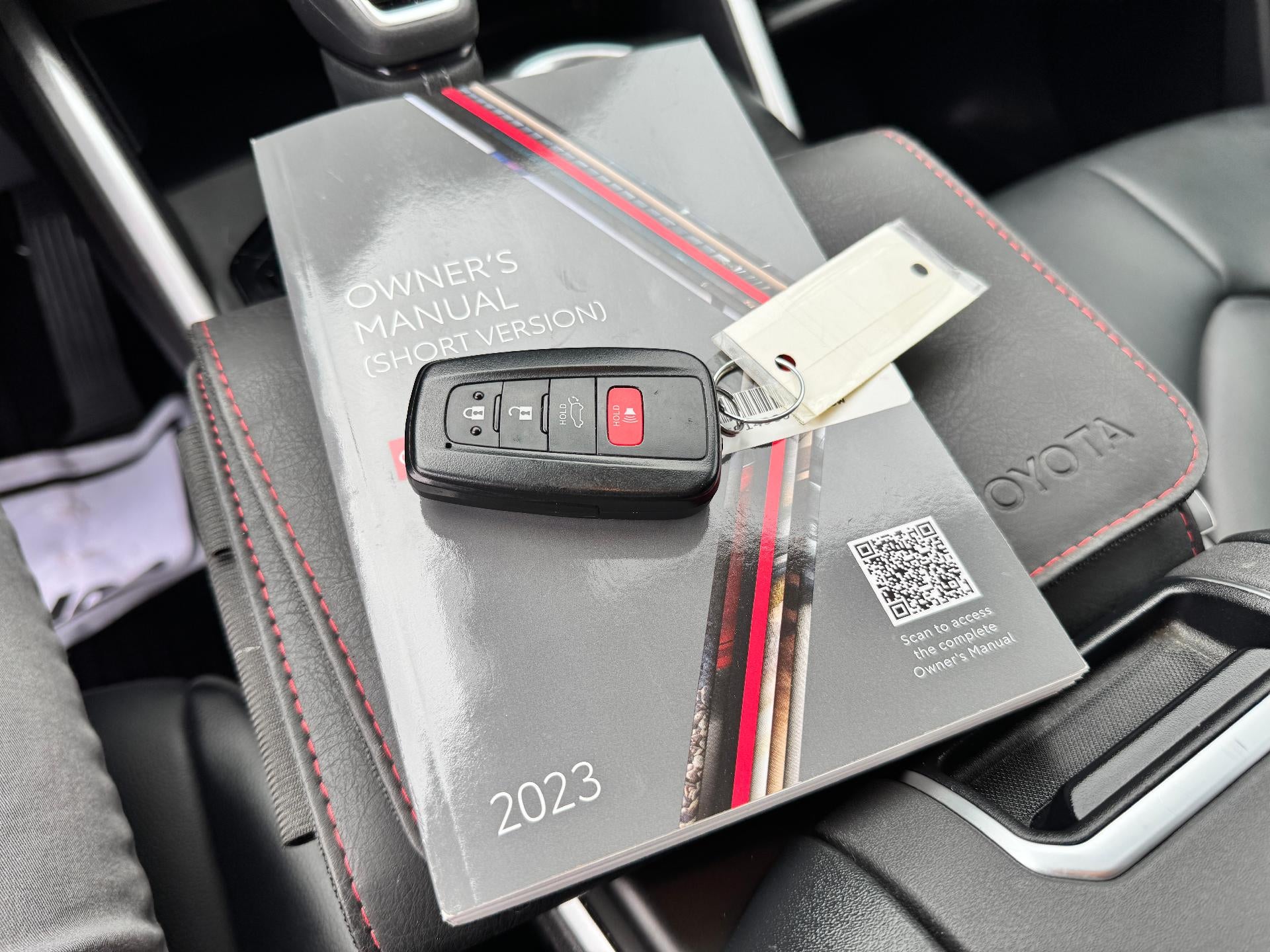 2023 Toyota Highlander XLE / AWD / LEATHER / SUNROOF / ADAPTIVE CRUISE / 1 OWNER