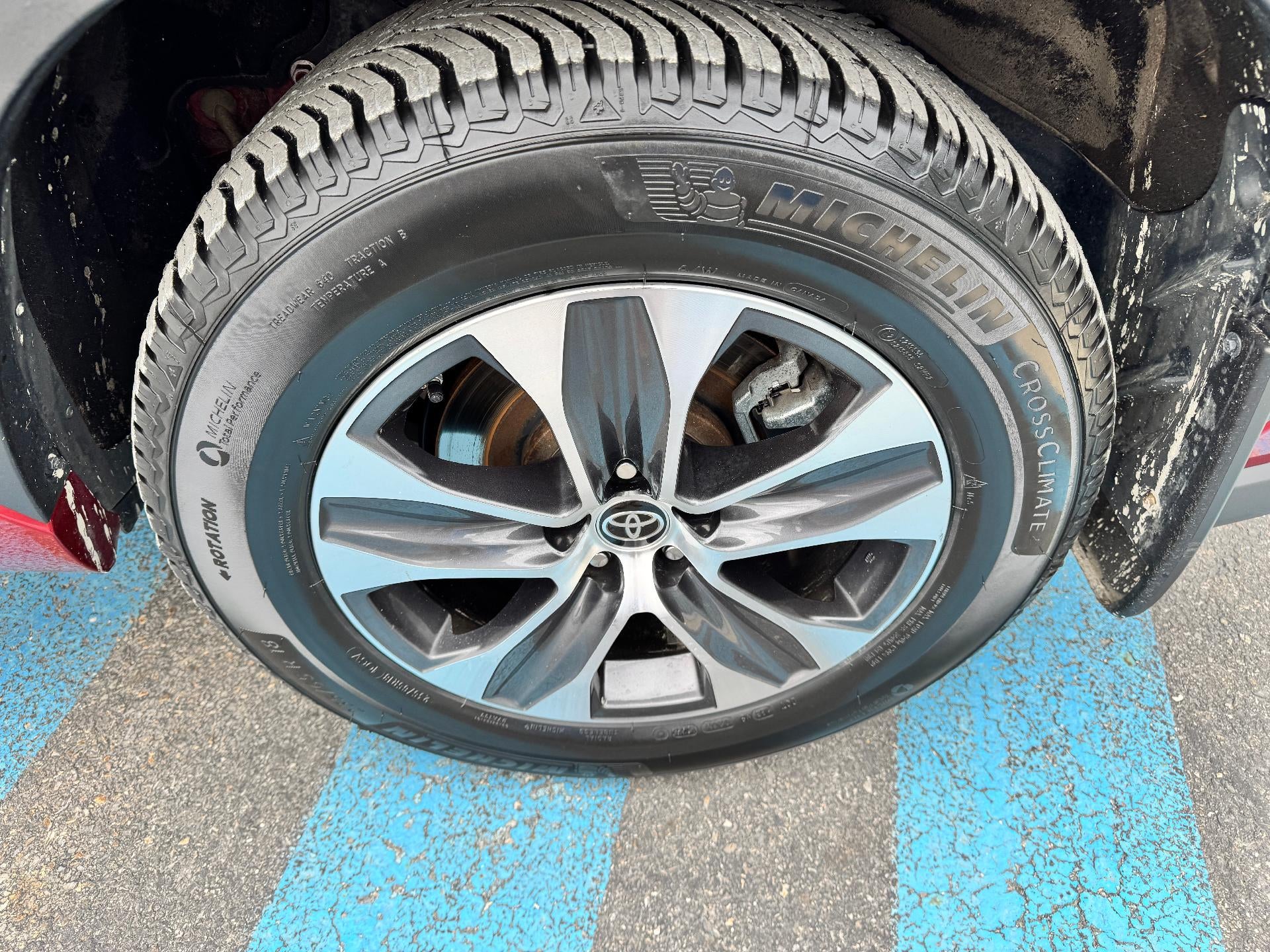 2023 Toyota Highlander XLE / AWD / LEATHER / SUNROOF / ADAPTIVE CRUISE / 1 OWNER