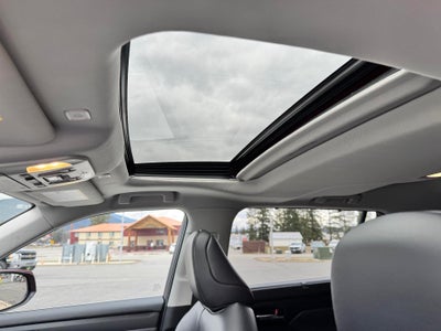 2023 Toyota Highlander XLE / AWD / LEATHER / SUNROOF / ADAPTIVE CRUISE / 1 OWNER