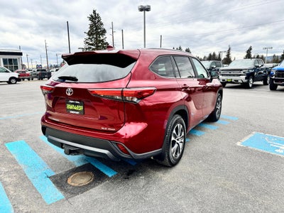 2023 Toyota Highlander XLE / AWD / LEATHER / SUNROOF / ADAPTIVE CRUISE / 1 OWNER