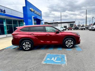 2023 Toyota Highlander XLE / AWD / LEATHER / SUNROOF / ADAPTIVE CRUISE / 1 OWNER