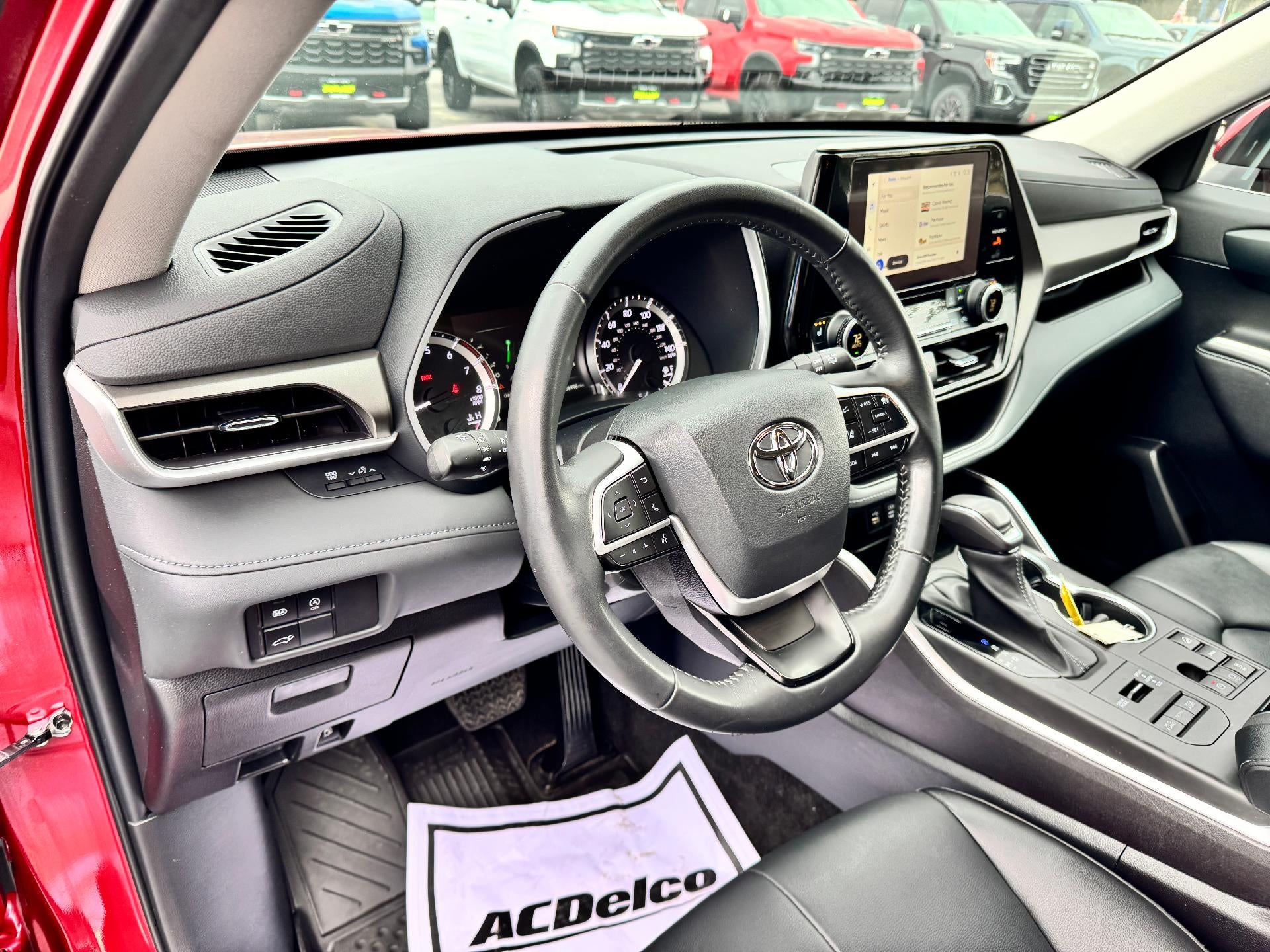 2023 Toyota Highlander XLE / AWD / LEATHER / SUNROOF / ADAPTIVE CRUISE / 1 OWNER