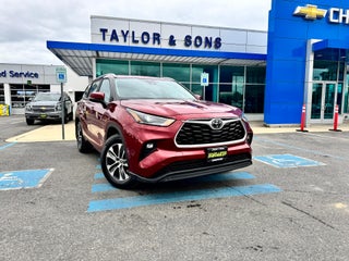 2023 Toyota Highlander XLE / AWD / LEATHER / SUNROOF / ADAPTIVE CRUISE / 1 OWNER