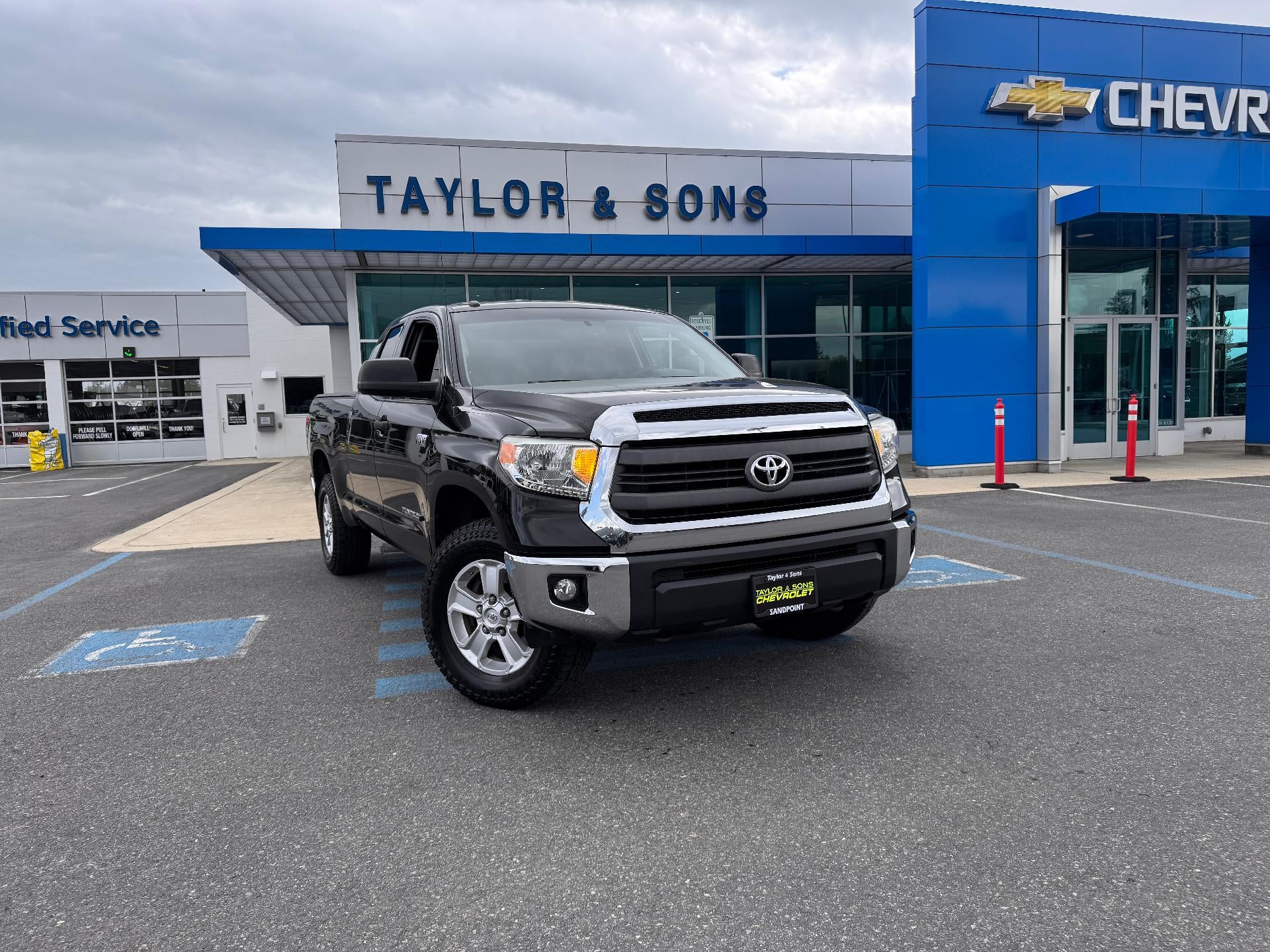2014 Toyota Tundra 4WD Truck SR5 / DOUBLE CAB / 5.7 LITER I FORCE V8 / LOCAL TRADE
