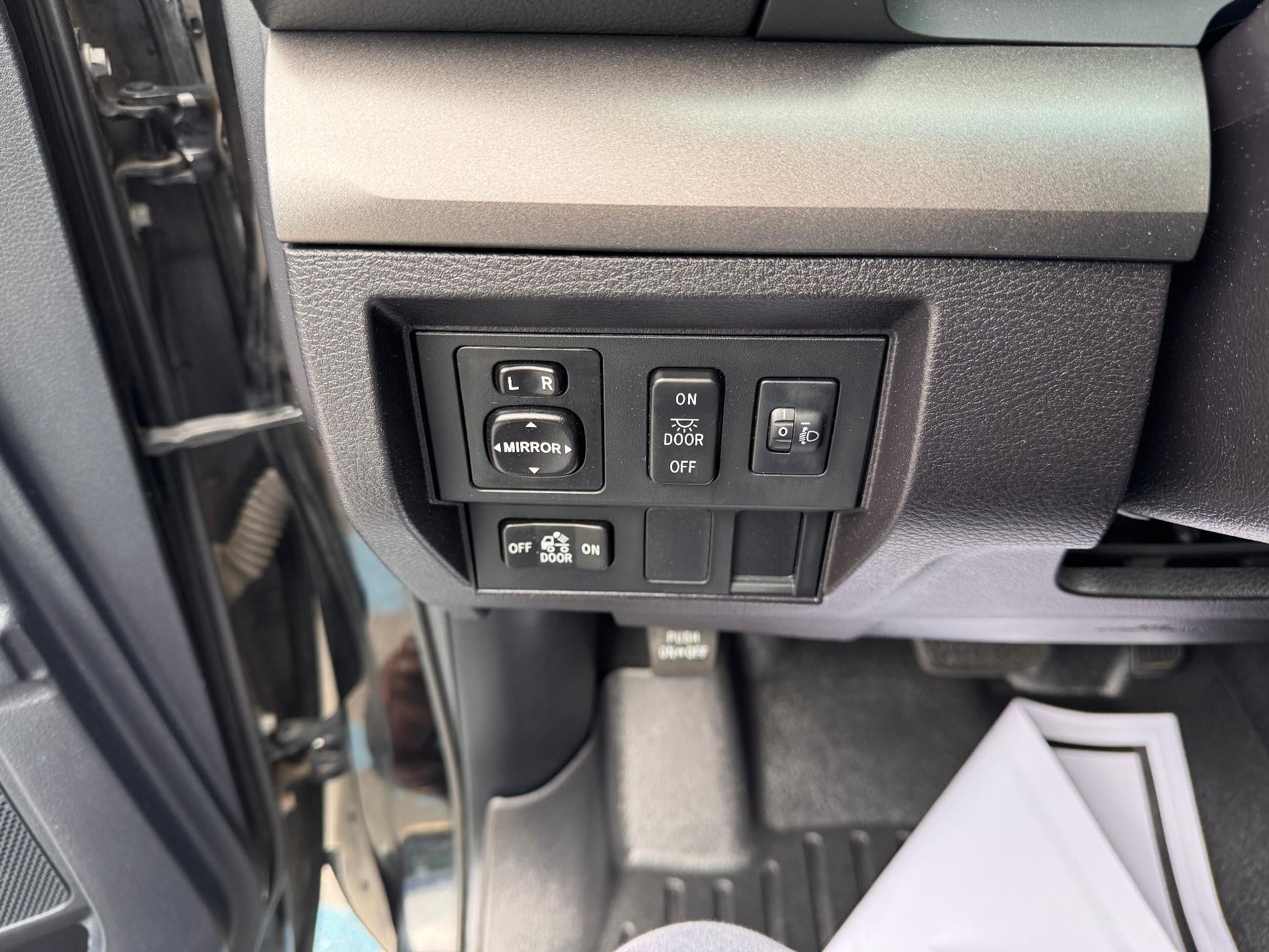 2014 Toyota Tundra 4WD Truck SR5 / DOUBLE CAB / 5.7 LITER I FORCE V8 / LOCAL TRADE