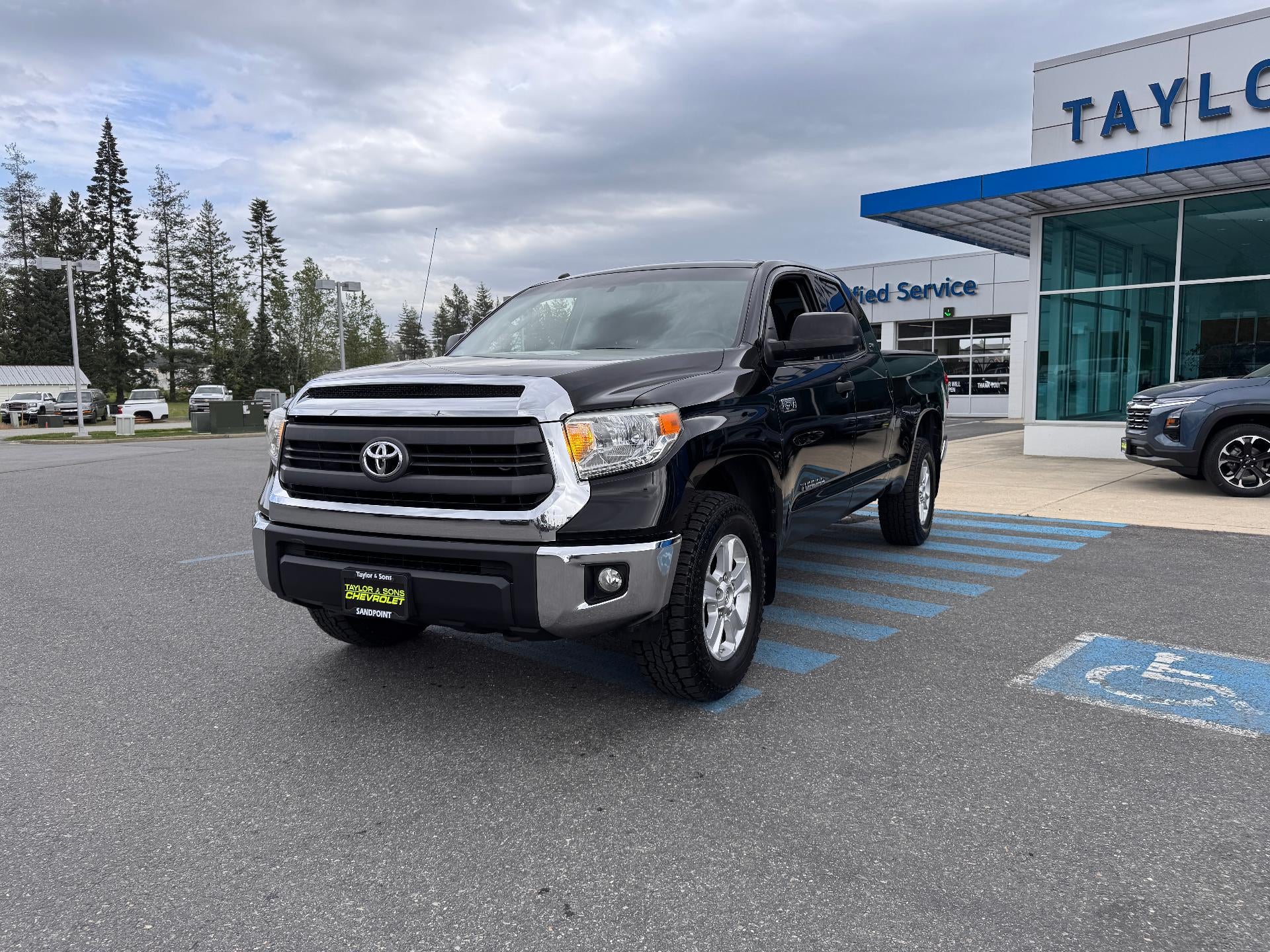 2014 Toyota Tundra 4WD Truck SR5 / DOUBLE CAB / 5.7 LITER I FORCE V8 / LOCAL TRADE