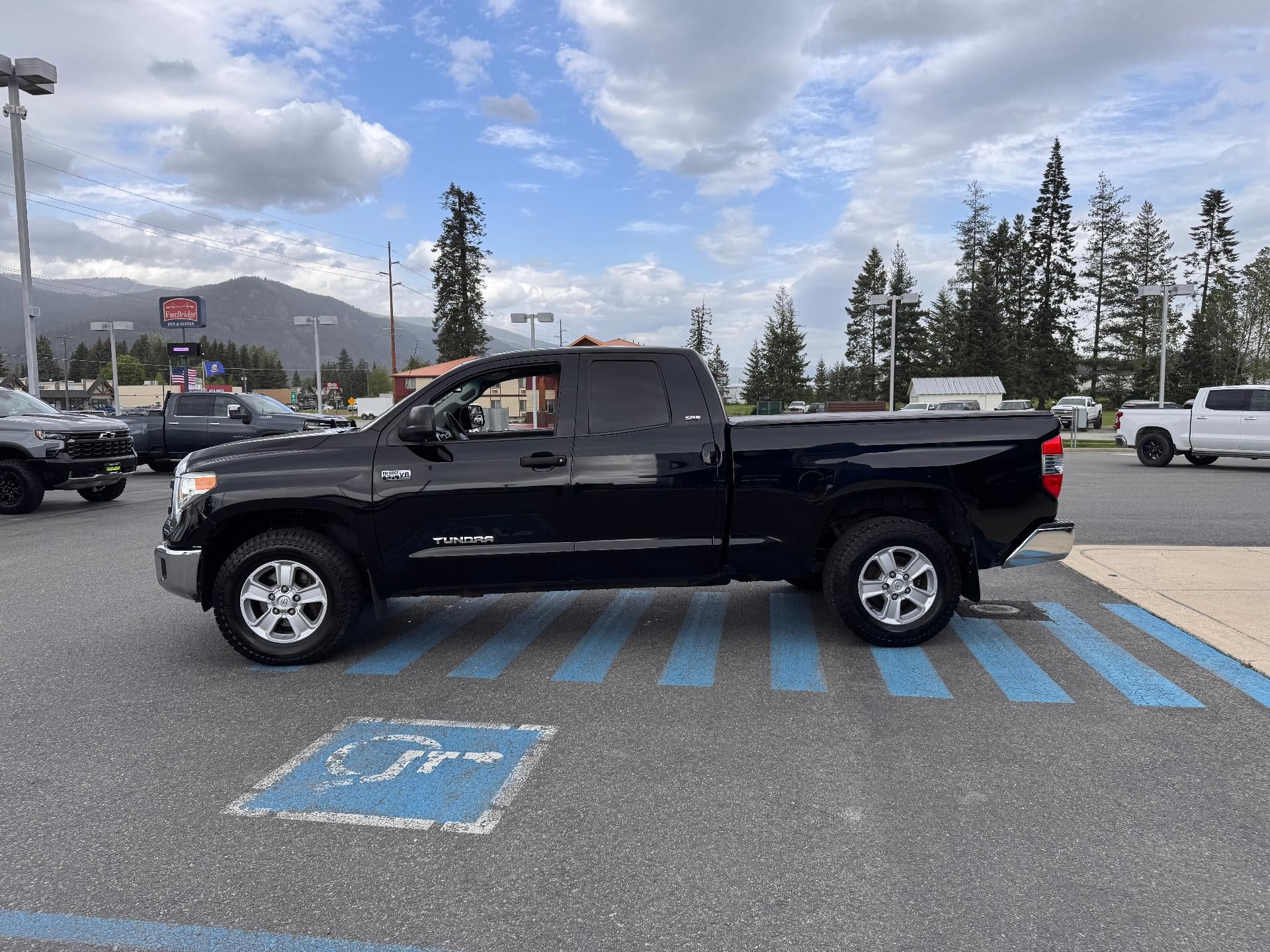 2014 Toyota Tundra 4WD Truck SR5 / DOUBLE CAB / 5.7 LITER I FORCE V8 / LOCAL TRADE