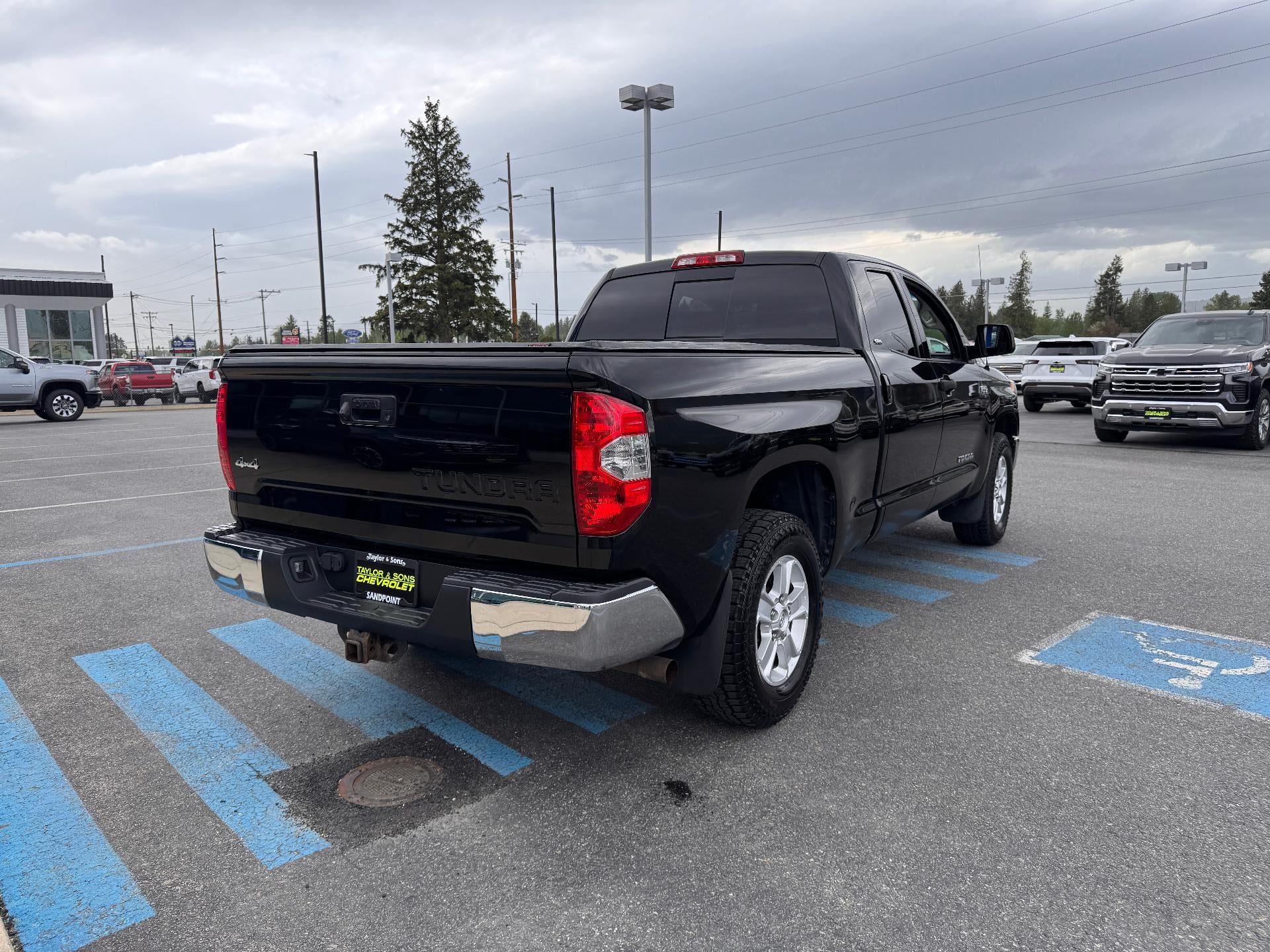 2014 Toyota Tundra 4WD Truck SR5 / DOUBLE CAB / 5.7 LITER I FORCE V8 / LOCAL TRADE