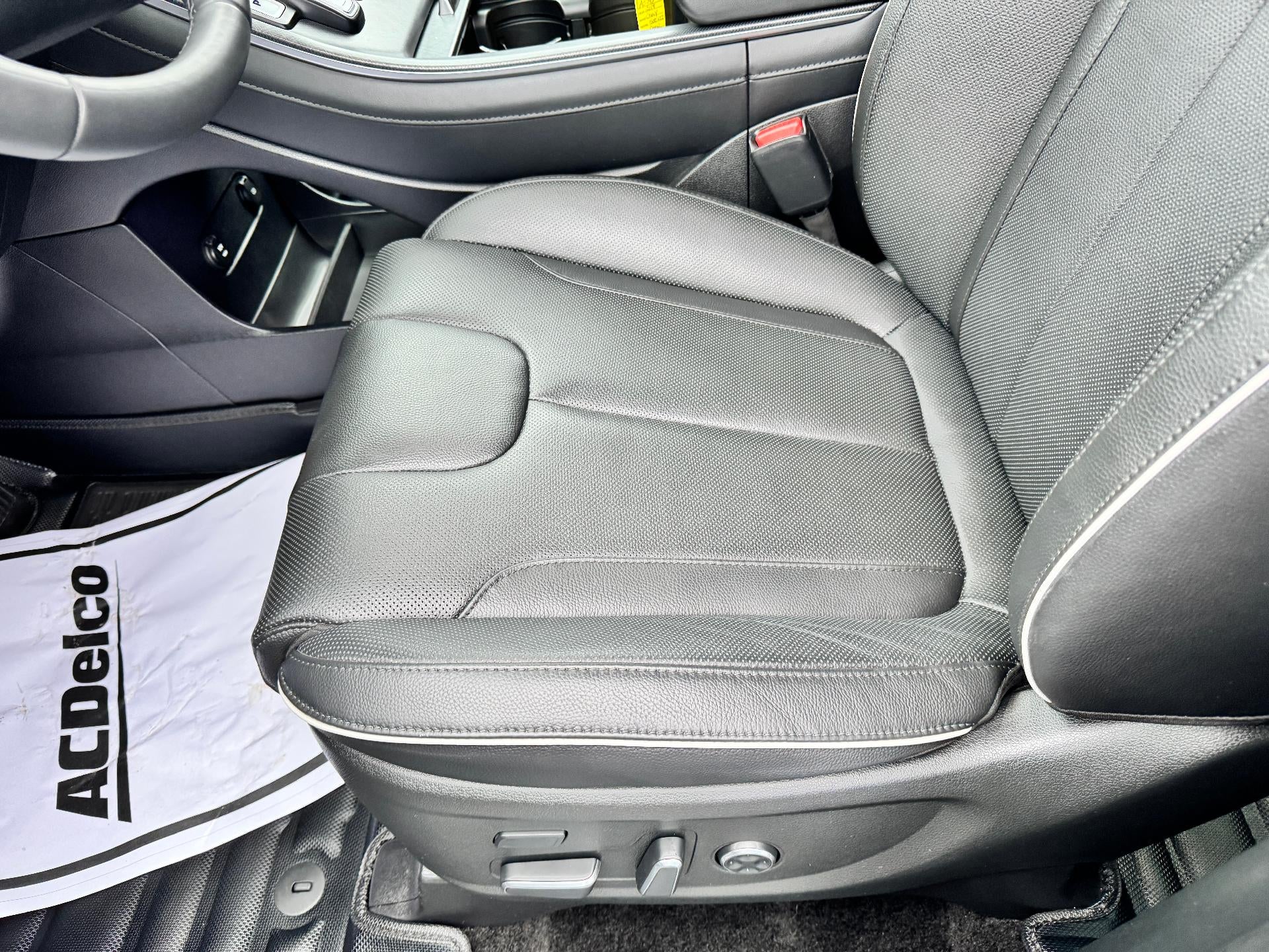 2025 Hyundai Palisade LIMITED / AWD / 3.8 LITER V6 / SURROUND VISION / SUNROOF / 1 OWNER / WARRANTY