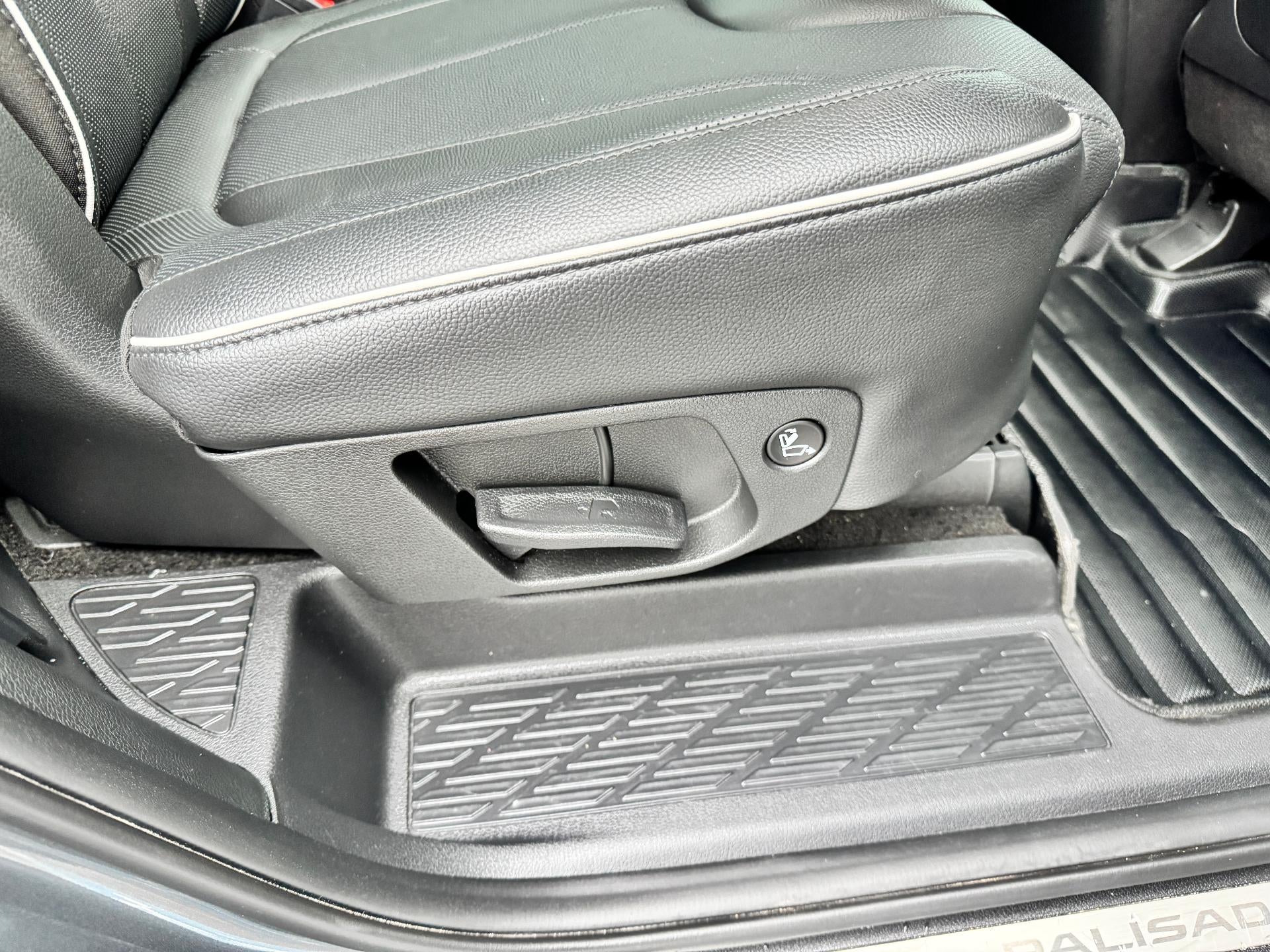 2025 Hyundai Palisade LIMITED / AWD / 3.8 LITER V6 / SURROUND VISION / SUNROOF / 1 OWNER / WARRANTY