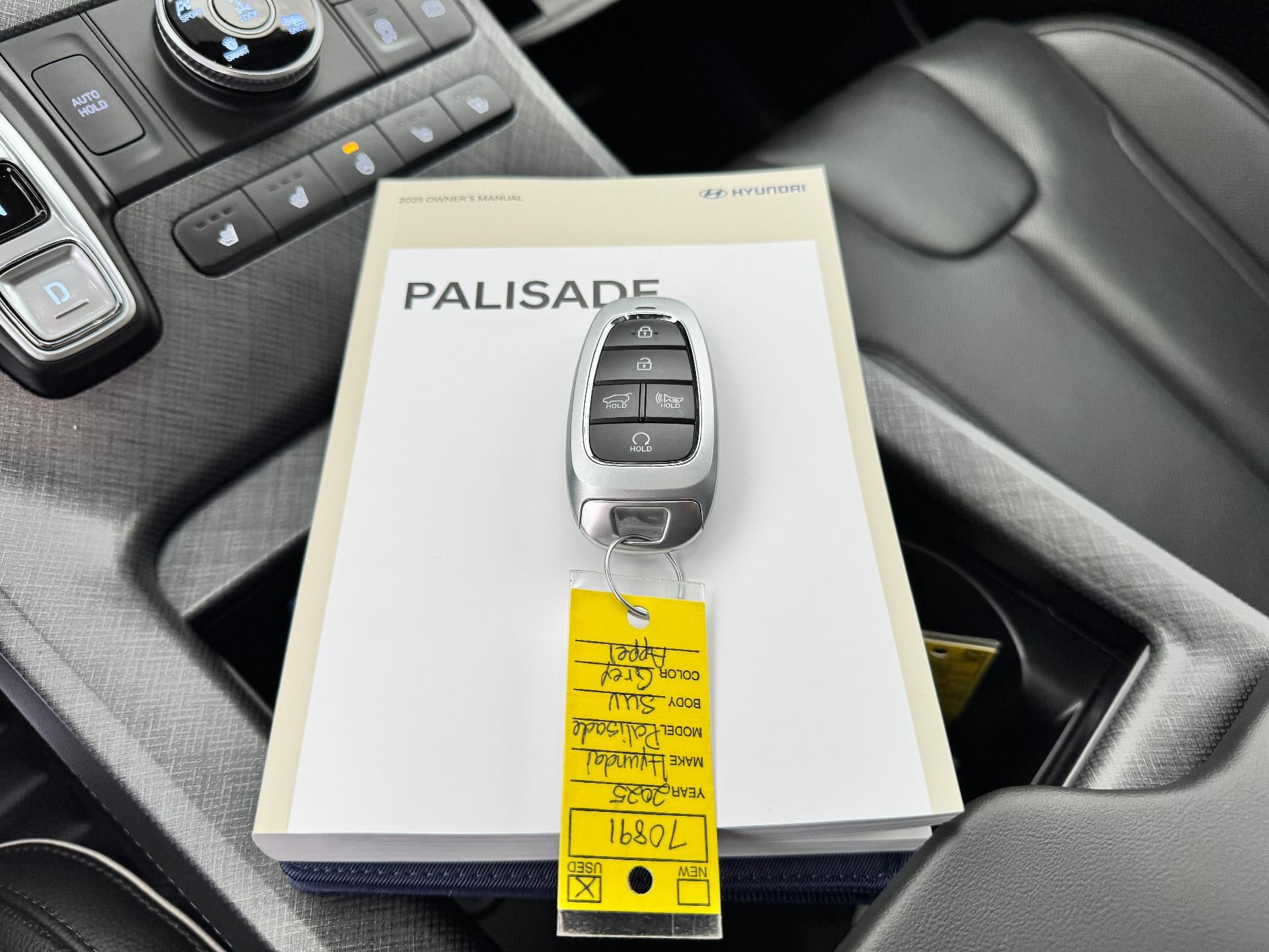 2025 Hyundai Palisade LIMITED / AWD / 3.8 LITER V6 / SURROUND VISION / SUNROOF / 1 OWNER / WARRANTY